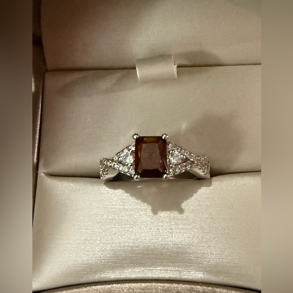 Elegant Silver and Brown Gemstone Ring - Picture 1 of 3